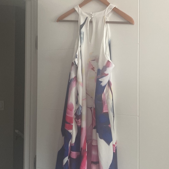 Beautiful Summer Dress - Picture 3 of 3